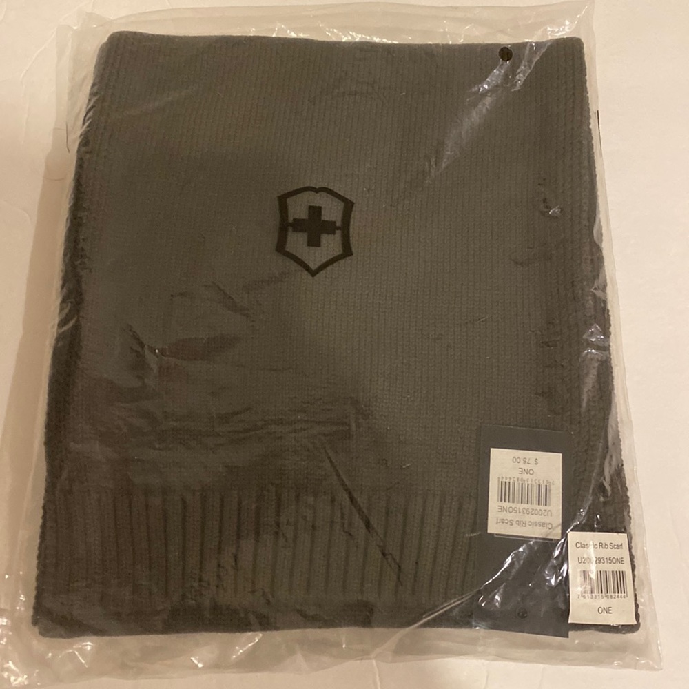 Victorinox/ swiss army  army wool scarf never worn NWT  color army green